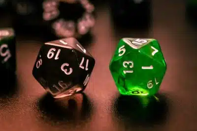des dés noir et vert